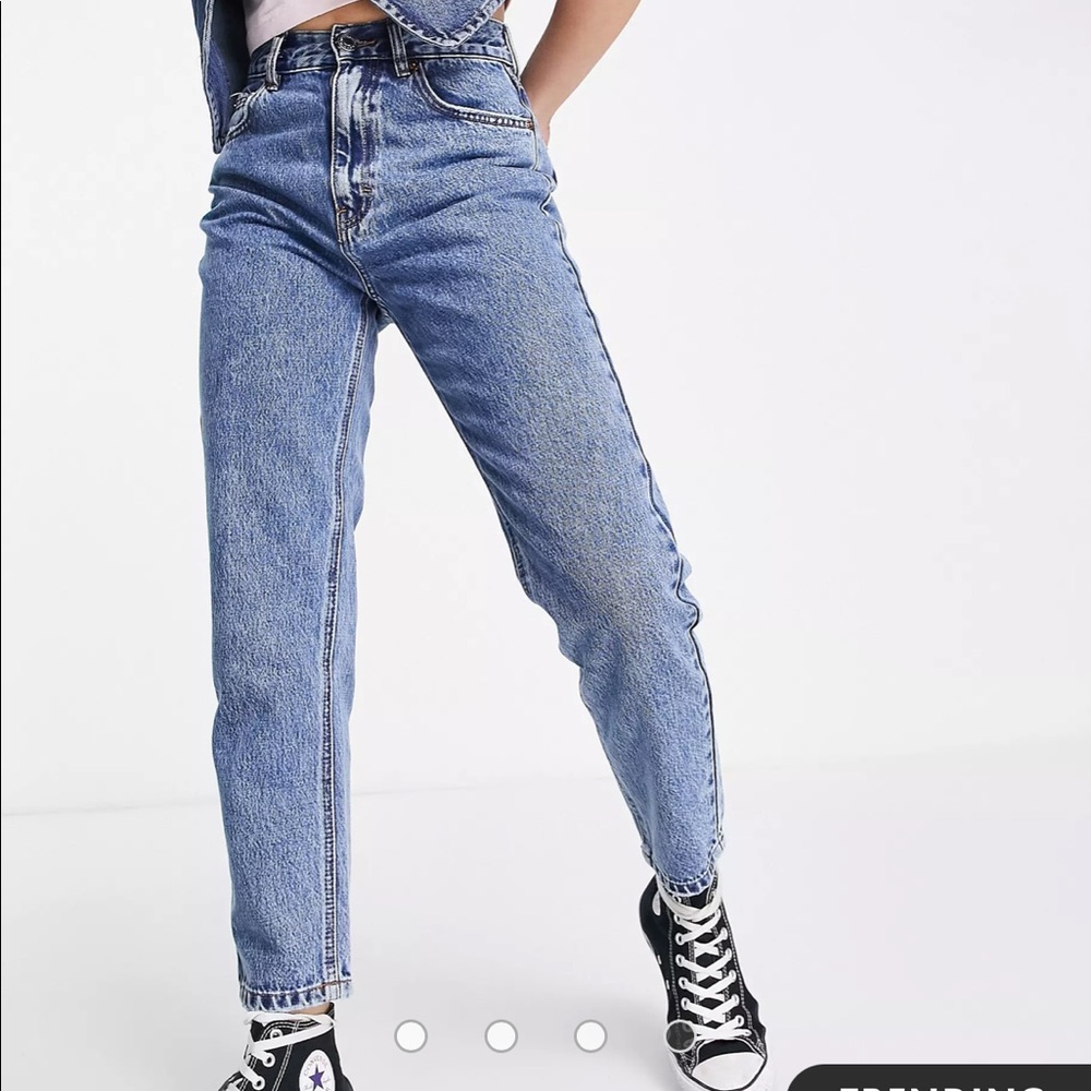 Pull&Bear mom jeans size 4 in medium blue. Great condition!